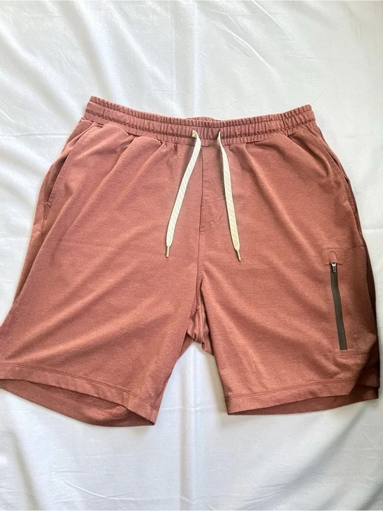 Men's Vuori Sunday 7.5inseam Performance Short in Rust/Tobacco Size Medium