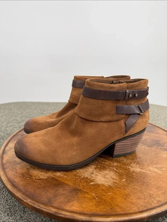 Clarks Artisan Boots Wm 8M Brown Suede Ankle Distressed Stacked Heel