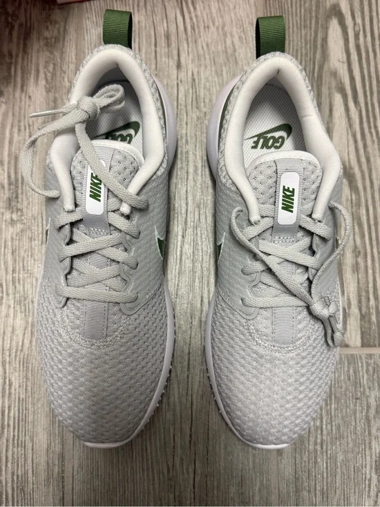 Nike Kids Light Gray golf cleats with Green Accents - size 6Y
