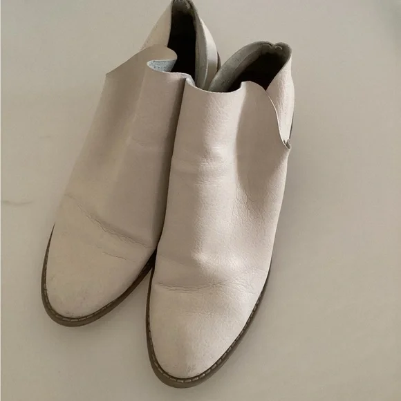 Universal Thread booties -SZ 8