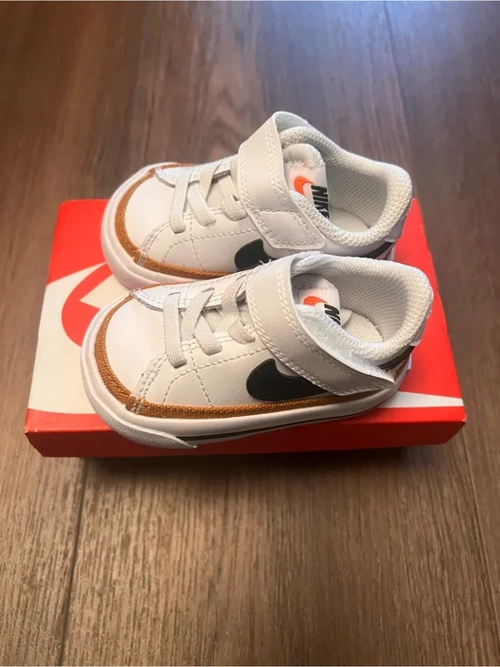 Nwt Nike White&Brown Toddlers' Low-Top Sneakers with Black Swoosh size 3c