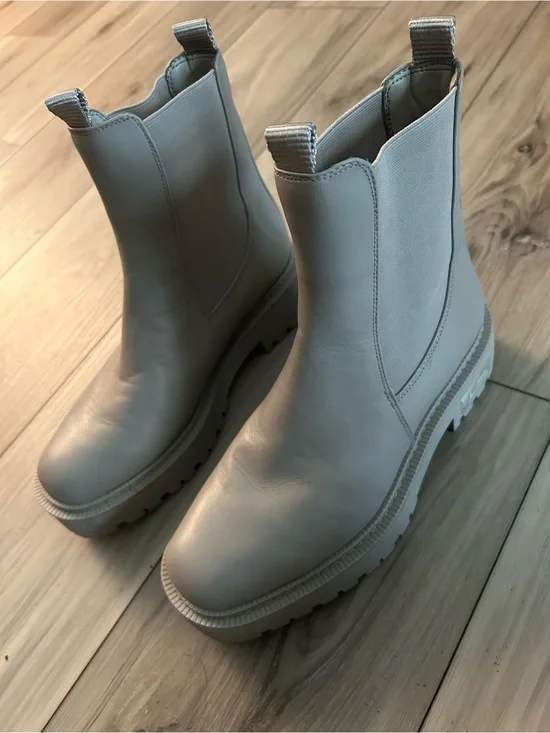 Women’s Chelsea Lug Sole Boot - Light Gray
