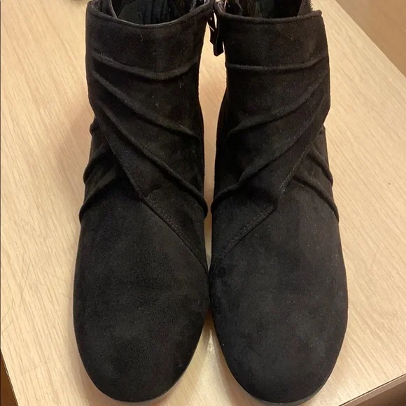 Slouchy Black Ankle Boots with Minimalist Design 7.5 Round Toe Goth Grunge