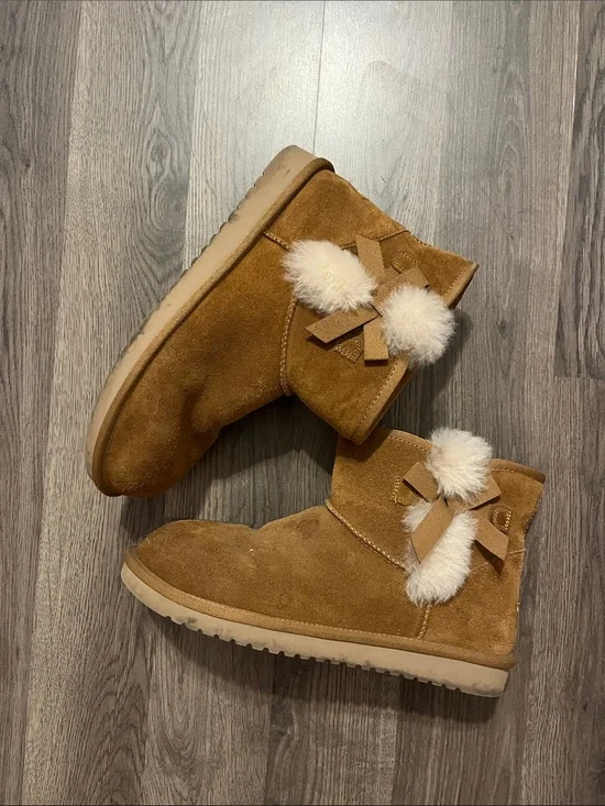 Koolaburra Chestnut Suede Short Boots with White Fur Trim