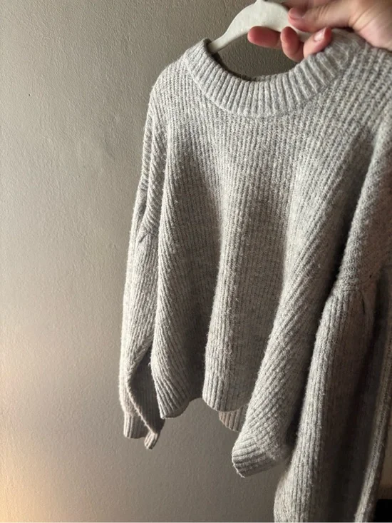H&M Light Gray Ribbed Crewneck Sweater