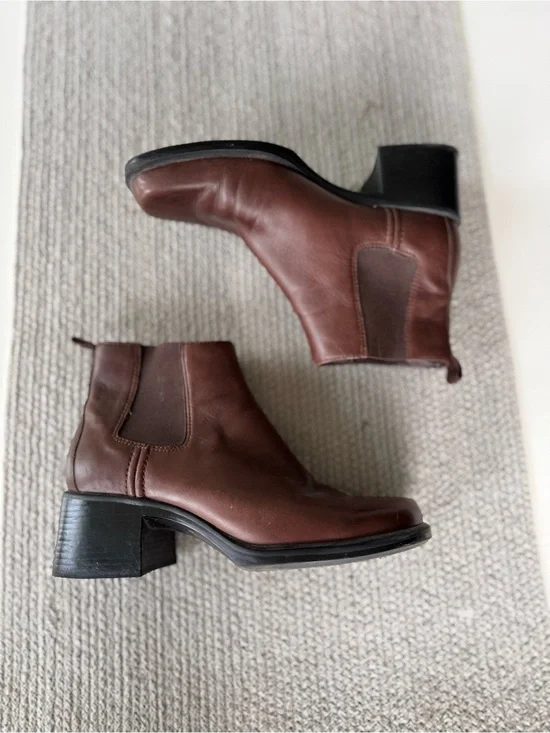 Vintage Clarks Brown Leather Square Toe Lug Sole Chelsea Ankle Boots Sz 7.5