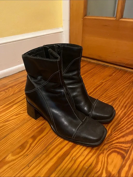 Vintage Clarks Black Leather Square-Toe Ankle Booties with Block Heel
