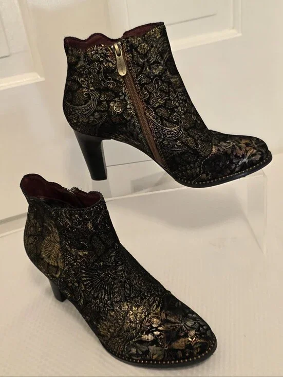 L'Artiste Smokinhot Black & Gold Brocade Ankle Booties with Side Zip Size 39/8.5