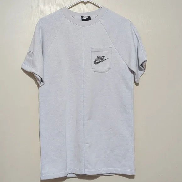 Nike loose fit grey short sleeve shirt with sleeve pocket Youth unisex Sz Large