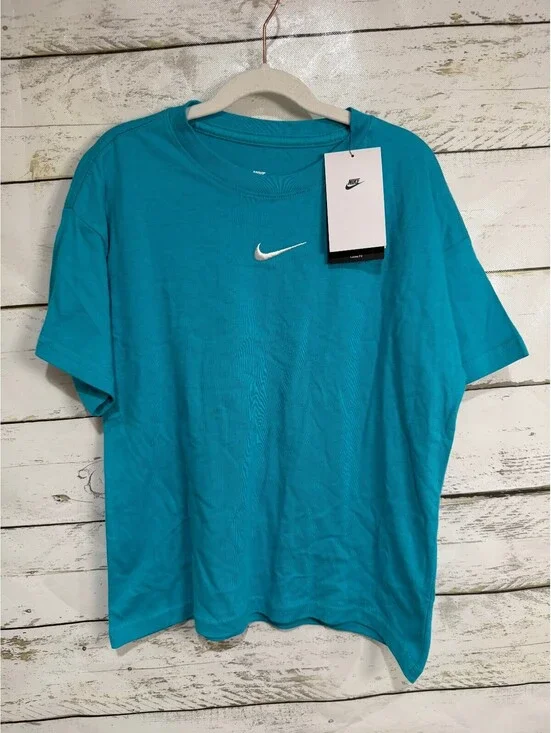 NIKE Sportswear Essential Girls Boxy Tee Size Youth Medium NWT
