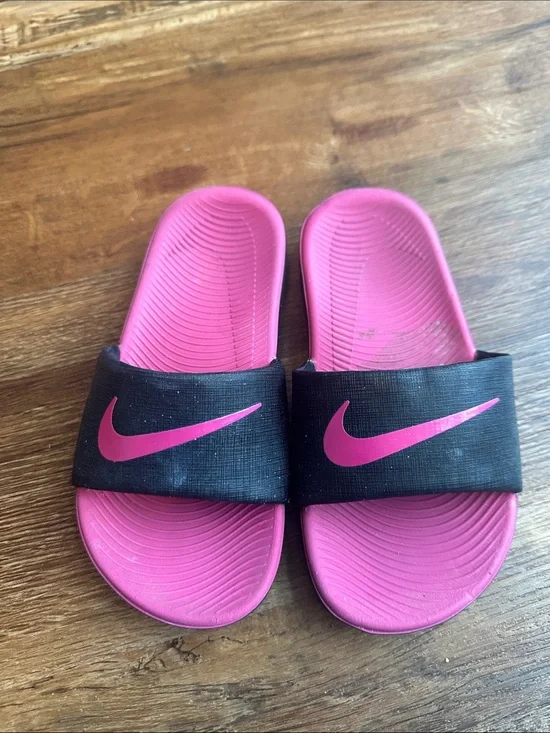 Nike Girls Black Strap Pink Footbed Slide Sandals