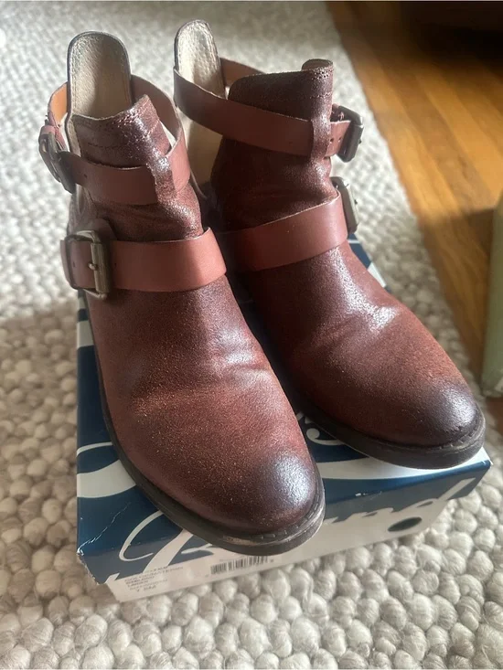 Lucky Brand Women's Rustic Brown Leather Buckle Ankle Boots