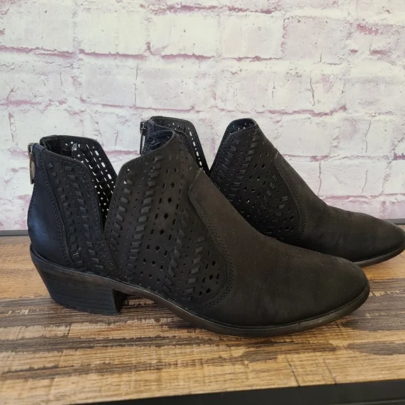 Vince Camuto Black Leather Cutout Chelsea Ankle Bootie Western Boho 8.5M