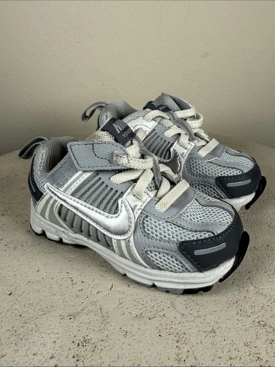 Nike Vomero 5 (TD) Kids Gray and White Athletic Sneakers
