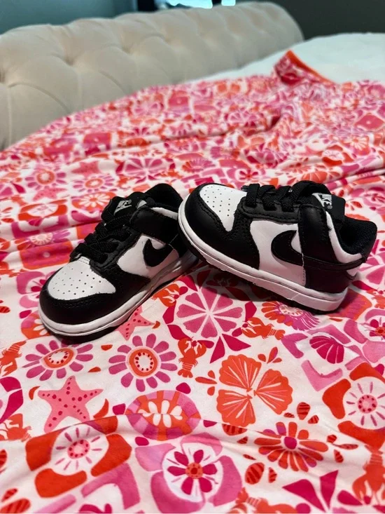 Infant Nike Black and White Low-Top Sneakers