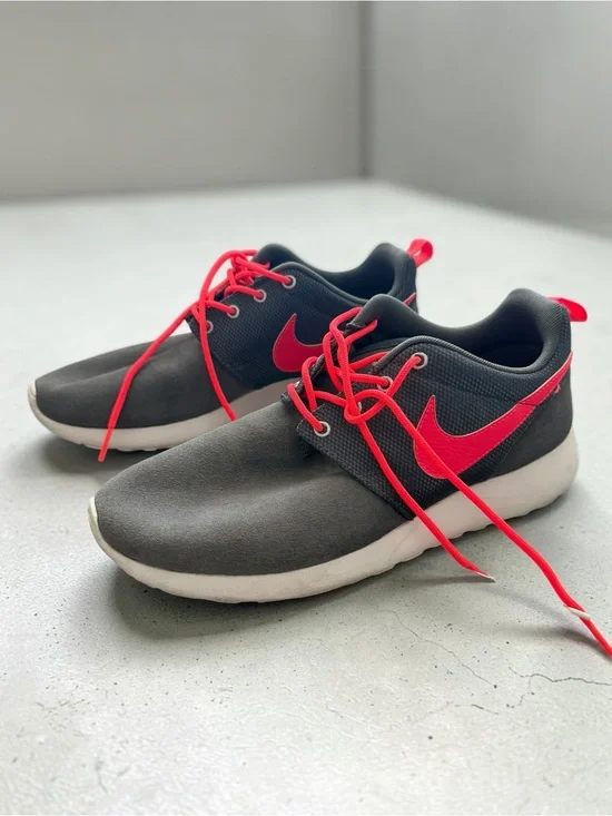 Nike - Roshe - Kids Size 7- Charcoal Gray Sneakers with Neon Swoosh