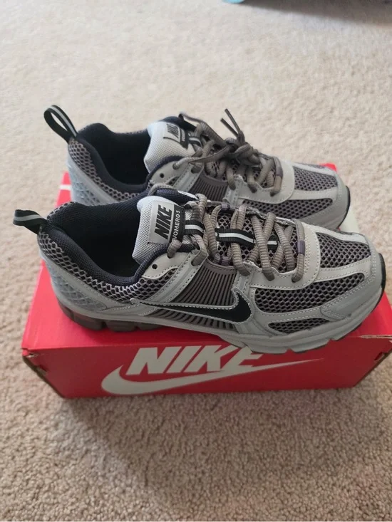 Nike Big Kids Vomero 5 Sneakers