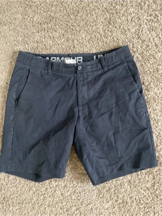 Men’s used pre owned Heatgear black under armour UA size 36 button shorts
