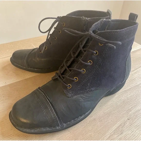 Clarks Collection Whistle Watch Blue  Suede Lace Up Size 9 Womans Ankle Boots