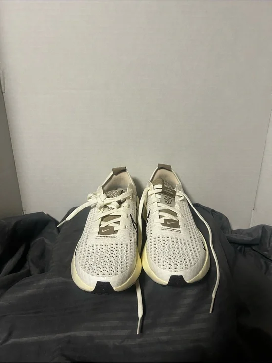 Nike Interact Run White and Tan Lightweight Knit Sneakers.  4Youth/6.5 women’s