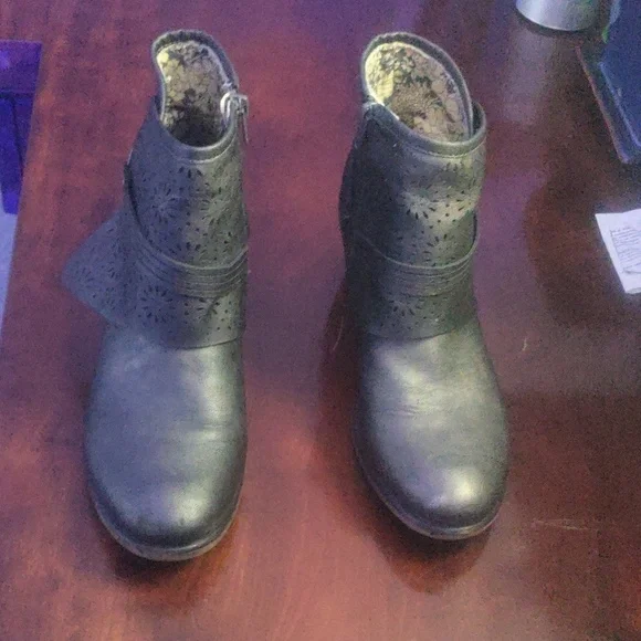 Ankle Boots with Cutout Design