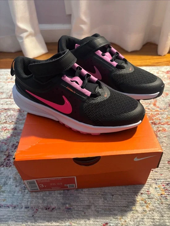 Nike Kids' Black and Pink Sneakers - NEW
