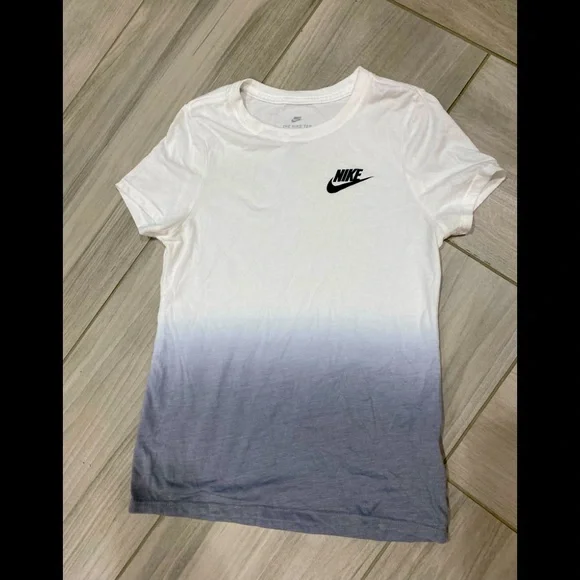 Nike girls  t-shirt size M