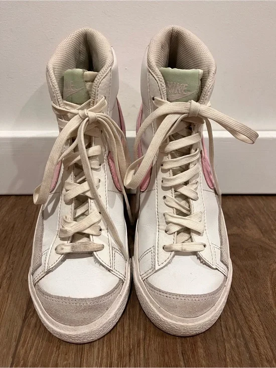 Nike Blazer Mid ‘77 Sneakers Pink & White Size 5.5 Youth