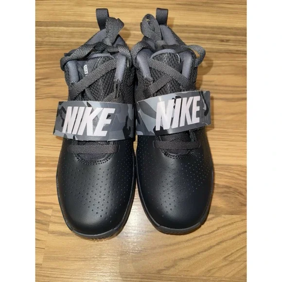 Nike NEW Team Hustle D8 Boys Sz 3Y Black Gray Camo Sneakers Basketball Shoes‎