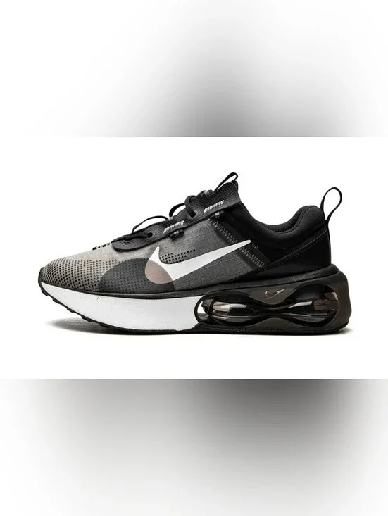 Nike Air Max Black & White Runner - Visible Swoosh. Size 7 Youth.