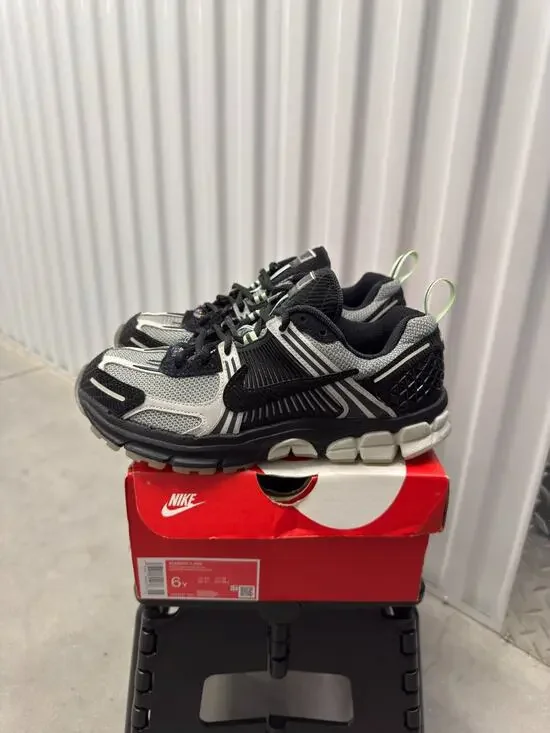 Nike Air Zoom Vomero 5 Halloween Photon Black Size 6y GS - HQ3477-001