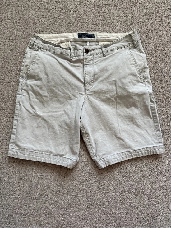 Abercrombie & Fitch Light Gray Flat-Front Men's Shorts - 32