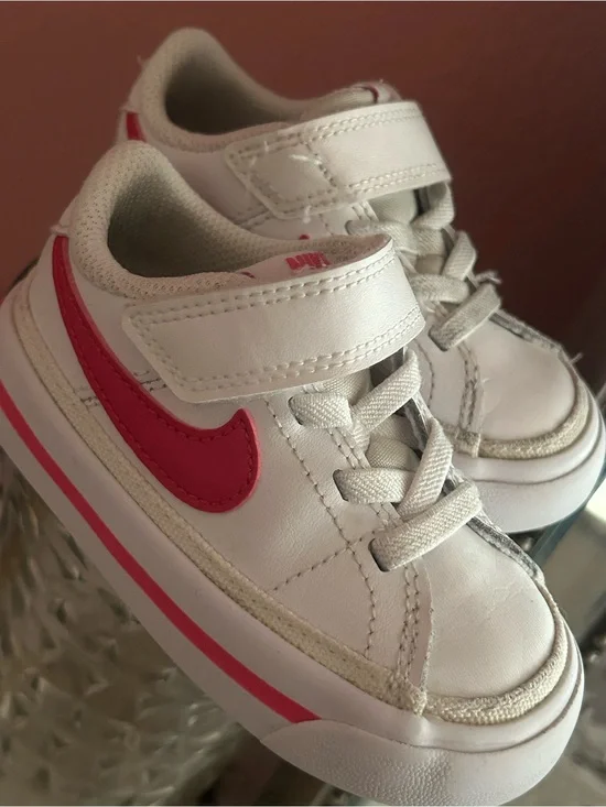 Nike Kids White and Pink Low-Top Sneakers