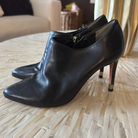 Tory Burch Chic Black Leather Ankle Boots w zippers‎
