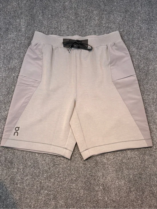 On Cloud Movement Athletic men’s shorts size LG.