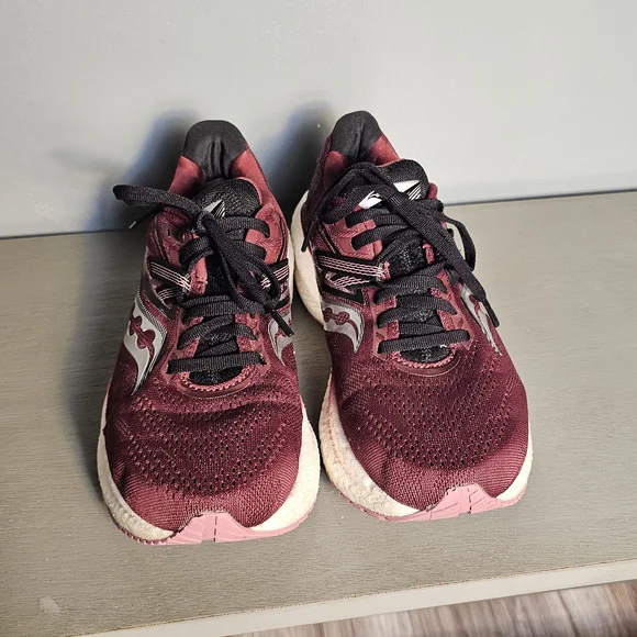 Saucony Women's Triumph 20 running shoes in the sundown rose colorway.‎ Size 7.5