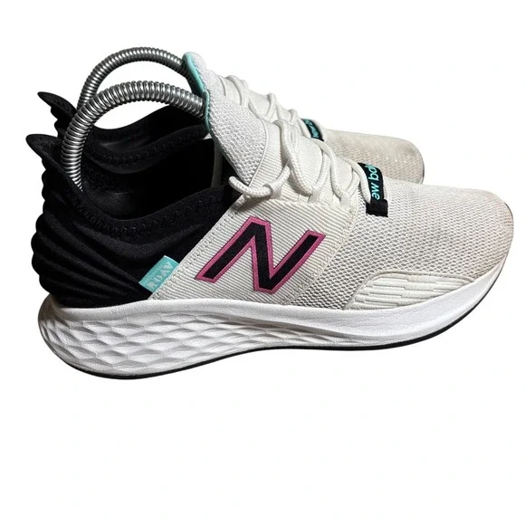 New Balance Fresh Foam Roav Womens 8 Running Shoes Sneakers Activewear Trails