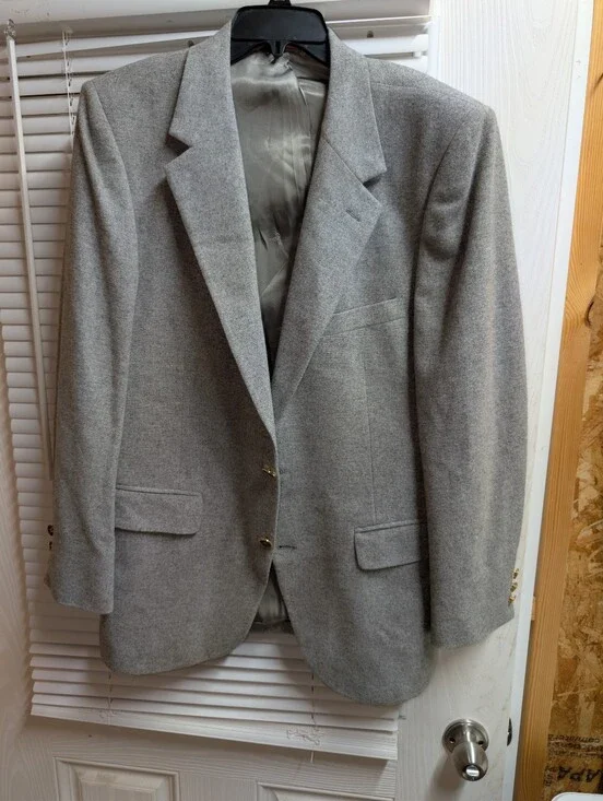 Men's Gray 100% Cashmere Two-Button Sport Coat. (42R)