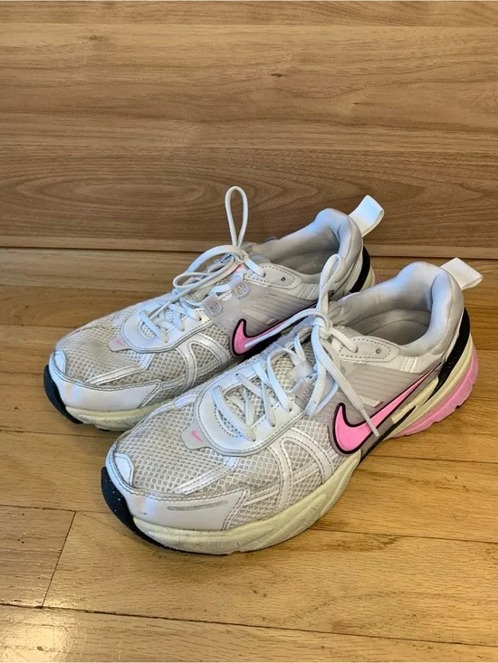 Nike V2K Run Women's Run Sneakers in White and Pink - Size 9