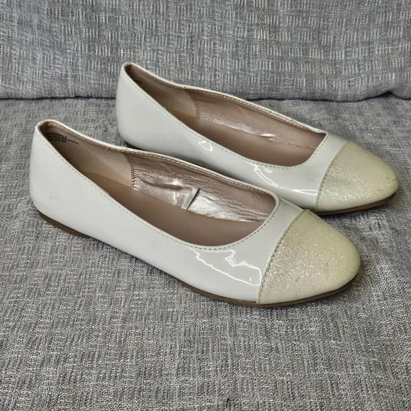 The Children's Place girls' white  ballet flats‎ with a glitter toe Size 2