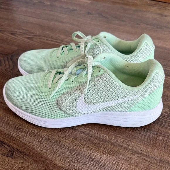 Nike Light Green Running Walking Shoes Women’s Size 7.5