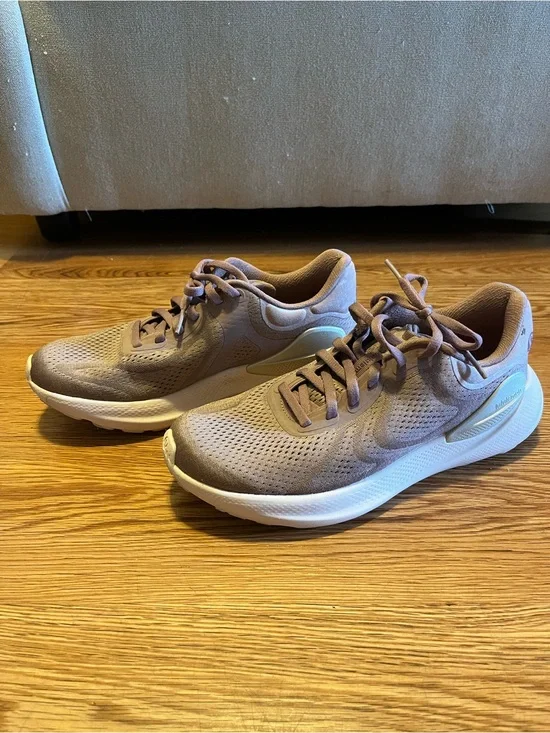 Lululemon Beyondfeel Running Shoes size 8