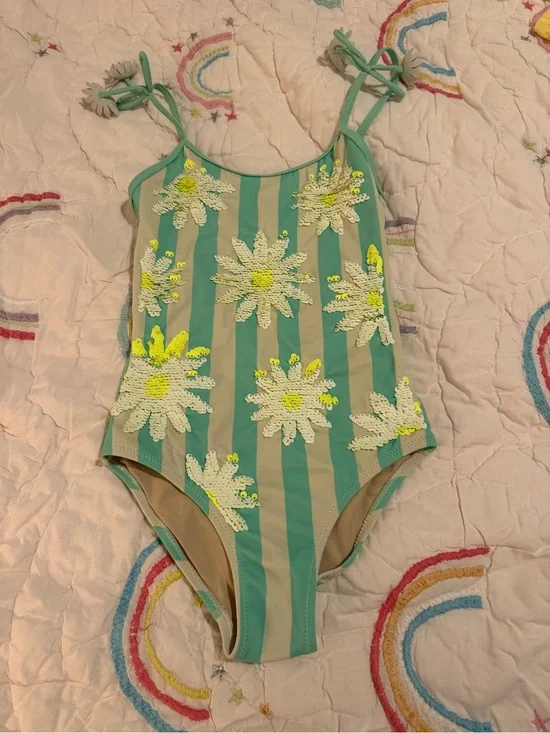 Beautiful Shade Critters swimsuit with flowers size 6, great condition