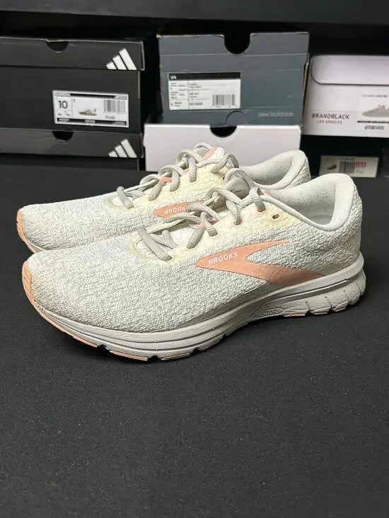 Brooks Signal 3 Women Oyster Peach / Size 9.5 / EUC