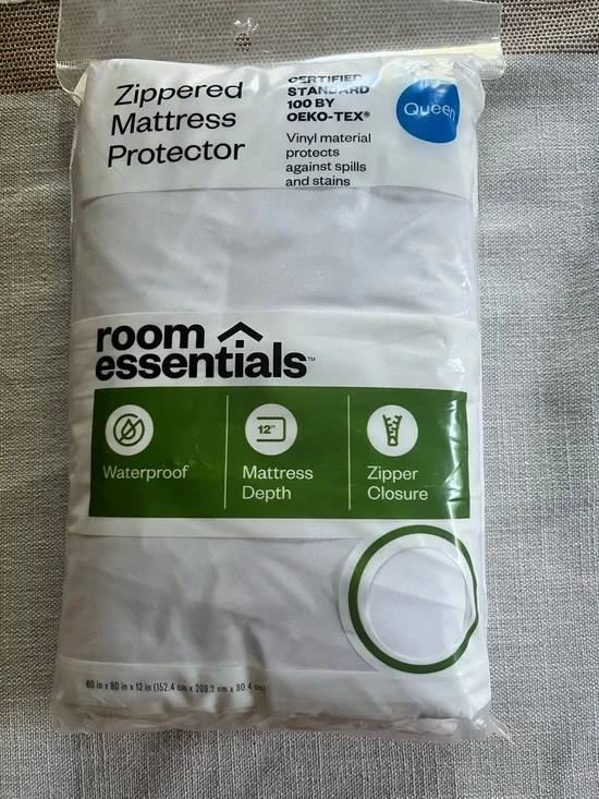 New room essentials White Zippered Mattress Protector - Waterproof Queen