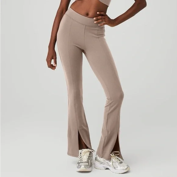 ALO Yoga Airbrush High-Waist Flutter Leggings in Taupe - XS
