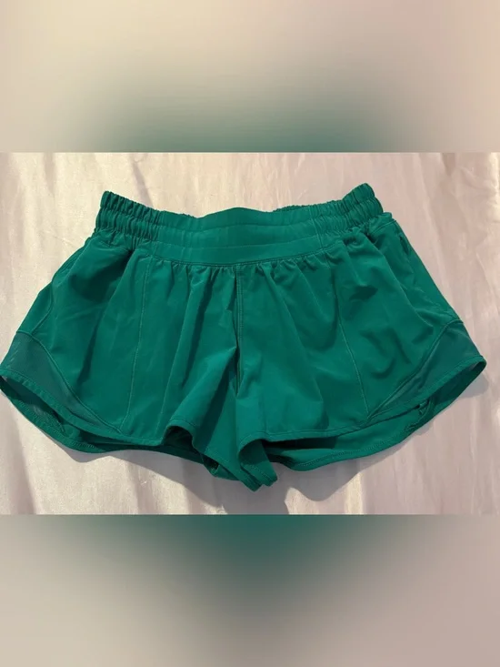 Lululemon Green Hotty Hot Low-Rise Lined Shorts 2.5”