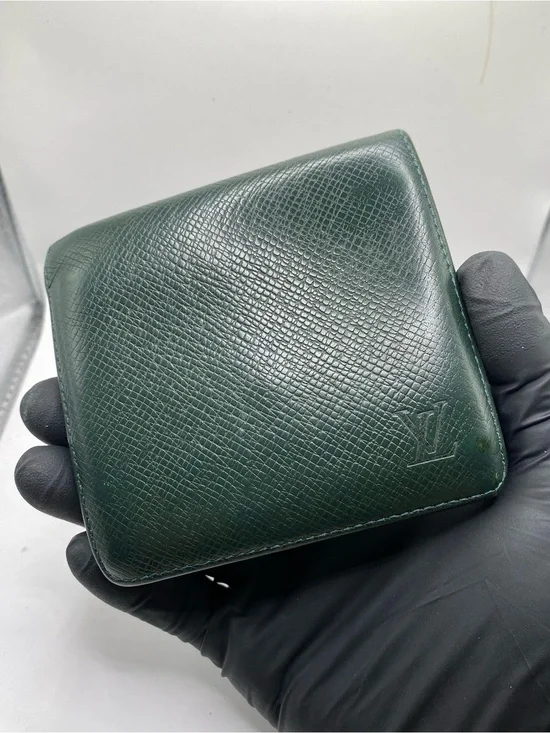 Louis Vuitton green taiga leather Porte-Documents 3 Card Folded Wallet