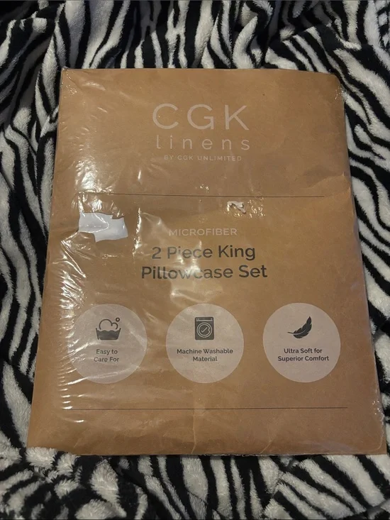 NWT CGK 2-Piece King Pillowcase Set in white