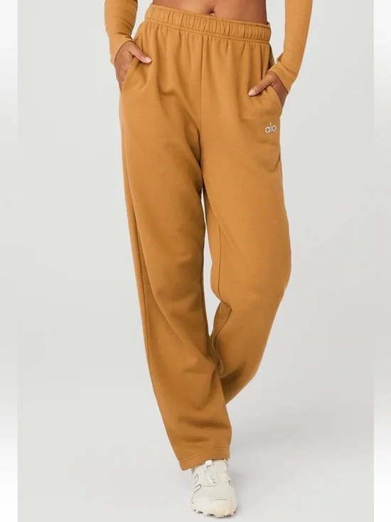 Alo Yoga Accolade Straight Leg Sweatpants in the color Toffee Large